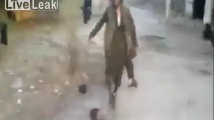 CRUZIME FĂRĂ MARGINI: Talibanii se joacă fotbal cu capetele unor BĂRBAŢI DECAPITAŢI
