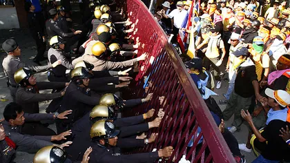 Manifestanţii thailandezi au pătruns NESTINGHERIŢI în clădirea Guvernului. Ei cer DEMISIA premierului
