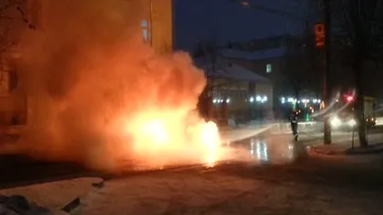 O maşină a ars ca o torţă pe o stradă din Suceava VIDEO