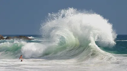 Şapte tineri au fost luaţi de un val pe o plajă din Portugalia. Unul a fost găsit mort