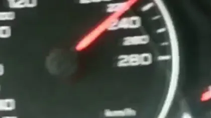 TUPEU INCREDIBIL: S-a filmat în timp ce conducea cu 240 km/h şi se lăuda că a dat ŞPAGĂ pentru permis
