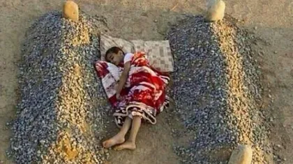 Adevărul din spatele FOTOGRAFIEI în care un copil sirian doarme între MORMINTELE PĂRINŢILOR FOTO