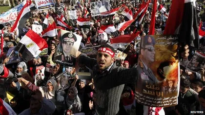 Poliţia intervine cu gaze lacrimogene împotriva unor manifestanţi islamişti şi liberali la Cairo