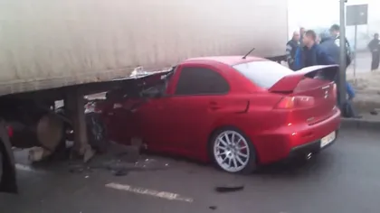 Accident grav în Cluj. Un şofer a intrat cu maşina sub un TIR VIDEO