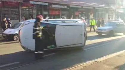 Accident în Capitală. O maşină s-a răsturnat pe linia de tramvai