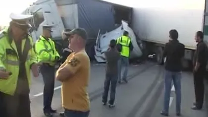Accident grav în Argeş. Doi poliţişti au intrat cu maşina într-un TIR VIDEO