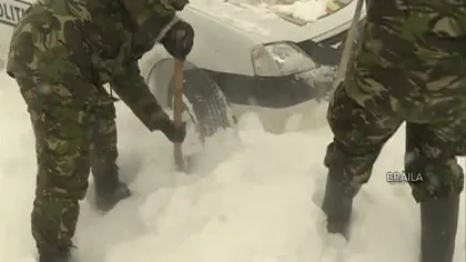 Armata a intervenit în localităţile izolate de nămeţi.Militarii au împărţit apă şi mâncare sinistraţilor VIDEO