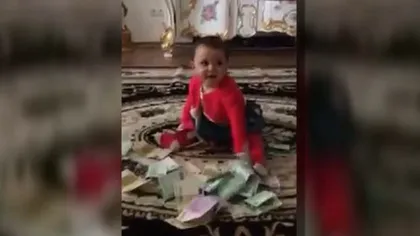 Aşa jucării n-ai mai văzut. Fetiţa unei familii de romi, filmată în timp ce se joacă cu SUTELE de euro VIDEO