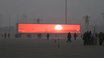 MADE ÎN CHINA: La Beijing se proiectează apusul, invizibil din cauza poluării