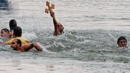 Un brăilean a scos pentru a zecea oară Crucea de Bobotează din apele Dunării