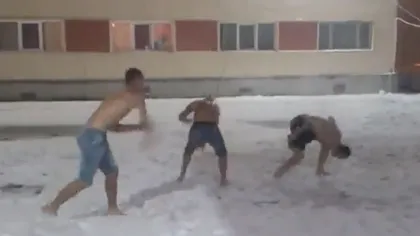 Studenţii din România s-au bucurat de prima zăpadă din 2014 cu o BULGĂREALĂ la BUSTUL GOL VIDEO