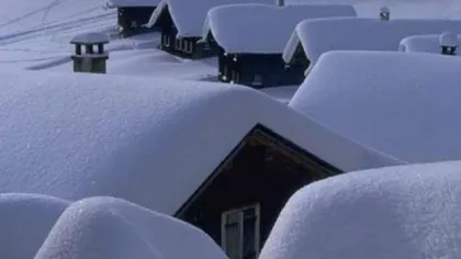 Acoperişul unei case din Dâmboviţa a căzut sub greutatea zăpezii