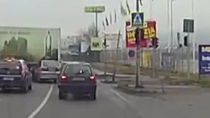 Accident de circulaţie, surprins de o cameră amplasată pe bordul unei maşini VIDEO