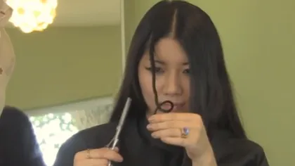 Cum să-ţi tai vârfurile acasă, ca să îţi crească părul mai repede VIDEO