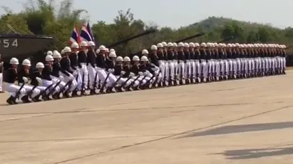 DOMINO UMAN incredibil: Soldaţii din Thailanda au uimit cu talentul lor inedit VIDEO