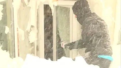 Case îngropate din cauza zăpezii. O bătrână, blocată în propria locuinţă VIDEO