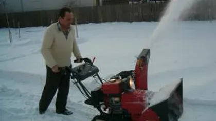 Ai bătături de la dat zăpada cu lopata? Vezi cât costă o freză de zăpadă casnică, pe curent sau benzină