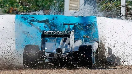 După Schumacher, un alt accident grav: Lewis Hamilton şi-a făcut PRAF monopostul la antrenamente VIDEO