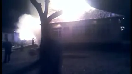Incendiu puternic în Neamţ. O şcoală a fost făcută scrum VIDEO