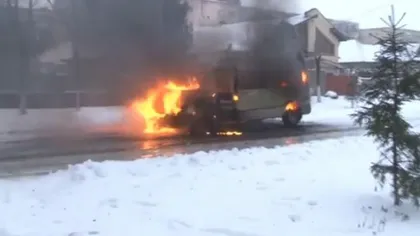 Incendiu puternic în centrul orașului Năvodari. Un microbuz a fost cuprins de flăcări VIDEO