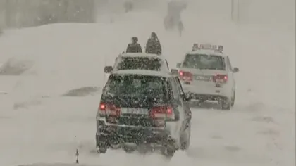 Autocar cu 40 de persoane şi 36 de autotrenuri, oprite la Hârşova din cauza zăpezii