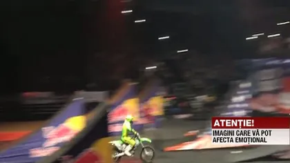 CASCADORIE cu FINAL DRAMATIC: Un motociclist se face una cu PĂMÂNTUL în timpul unui spectacol VIDEO