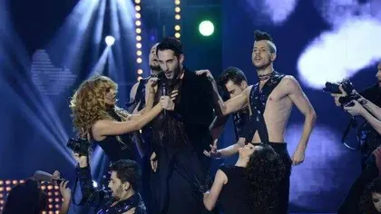 Cheloo o să turbeze. Concurentul GAY de la X Factor, SĂRUT în public cu iubitul său FOTO