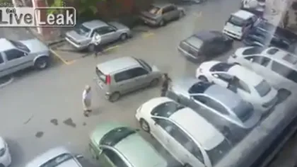 Nu doar românii parchează prost: Cum a reacţionat şoferul unei maşini blocate VIDEO