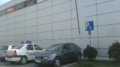 Maşini de poliţie, prinse în FLAGRANT. Cele mai proaste parcări făcute de poliţişti GALERIE FOTO