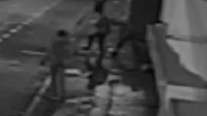 Bărbat bătut în plină stradă de doi hoţi: O cameră de filmat a surprins incidentul VIOLENT VIDEO