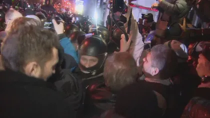 LUPTELE VIOLENTE între manifestanţi şi forţele de ordine continuă la KIEV