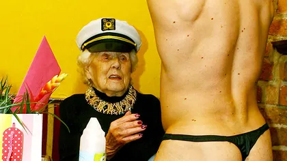 O bunicuţă de 100 de ani şi-a făcut cadou un STRIPPER. Cum a reacţionat când i-a dansat în poală VIDEO