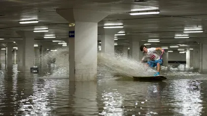Marea Britanie: Sporturi nautice în parcarea inundată VIDEO