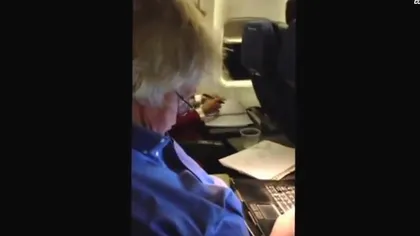 A adormit în avion, cu degetul pe tastatură