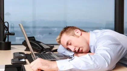 De ce ni se face somn la birou: Care sunt cele mai bune metode de a alunga somnolenţa