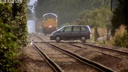 VIDEO. Experiment ŞOCANT: Ce se întâmplă când un tren loveşte o maşină la 120 de kilometri la oră