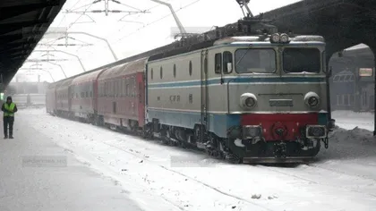 Trenul rămas ÎNZĂPEZIT în Argeş, a fost deblocat