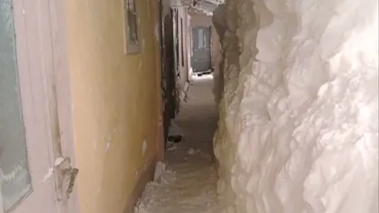 Oamenii din Buzău sunt DISPERAŢI: Îşi fac tuneluri prin zăpadă ca să iasă din case VIDEO