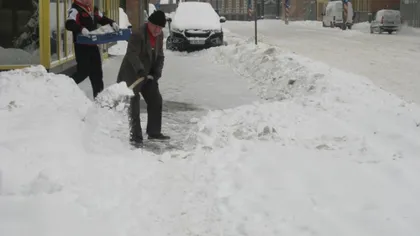 Poliţiştii locali verifică dacă proprietarii îşi curăţă zăpada de pe trotuare