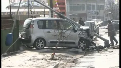 Accident grav în Târgu-Jiu. Un şofer a intrat cu maşina într-un stâlp VIDEO