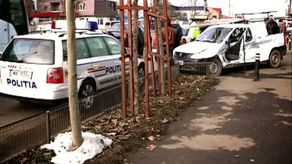 Doi bărbaţi au scăpat nevătămaţi după ce maşina în care se aflau a fost izbită de un tramvai VIDEO