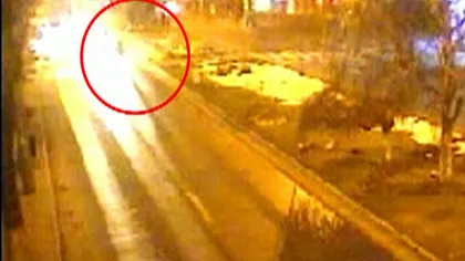 O femeie a fost spulberată pe trecerea de pietoni şi târâtă câţiva metri de un şofer grăbit VIDEO