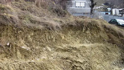 O şcoală din Gorj, pusă în pericol de reactivarea unei alunecări de teren
