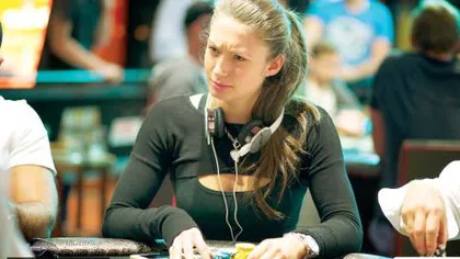 O jucătoare româncă de poker, penalizată pentru sânii prea mari. FOTO
