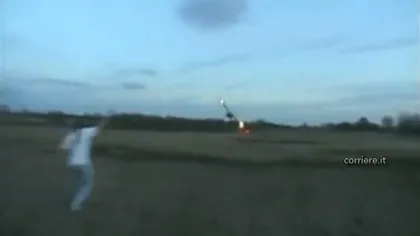 Este REALITATE, nu ILUZIE optică: Un tânăr a vrut să atingă cu mâna aripa unui avion aflat în zbor VIDEO