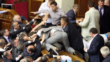 Bătaie în parlamentul ucrainean, după interzicerea utilizării forţei împotriva manifestanţilor VIDEO