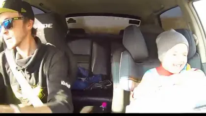 FABULOS: Reacţia unui BĂIEŢEL în timp ce tatăl său face cascadorii cu maşina VIDEO