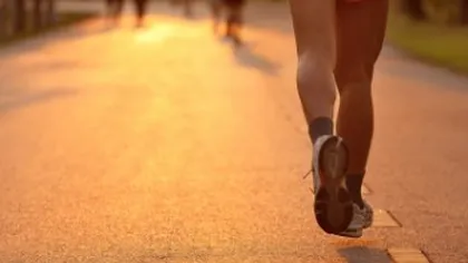 Prevenirea bolilor de inimă: Ce este mai eficient, mersul pe jos sau alergatul?