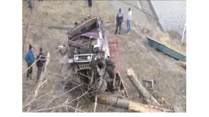 Accident în Argeş: Un camion s-a răsturnat zeci de metri într-o prăpastie VIDEO