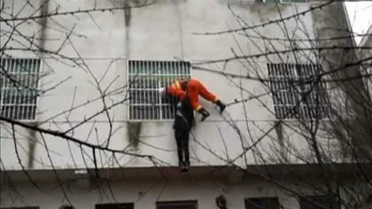 O chinezoaică, salvată în ultimul moment de pompier VIDEO